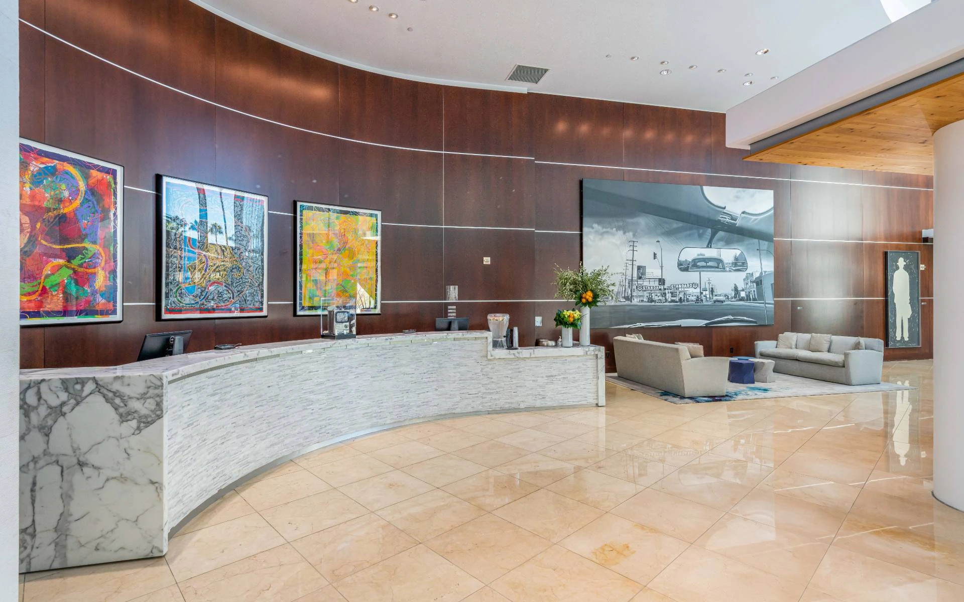 Art and marble in the Azzurra lobby